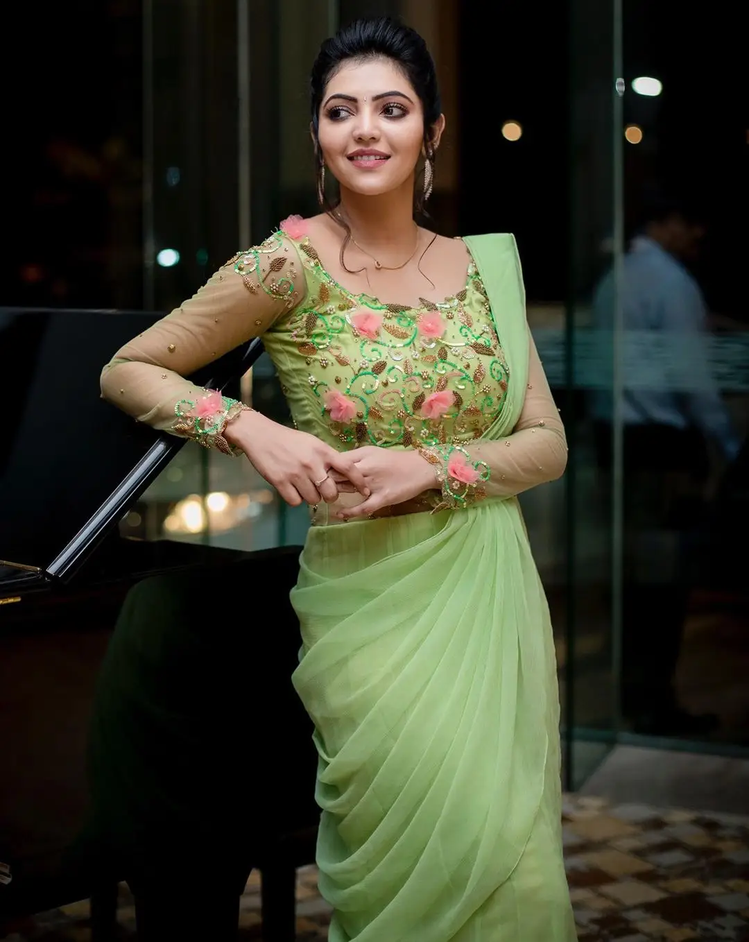 TAMIL ACTRESS ATHULYA RAVI IN TRADITIONAL GREEN SAREE BLOUSE 2